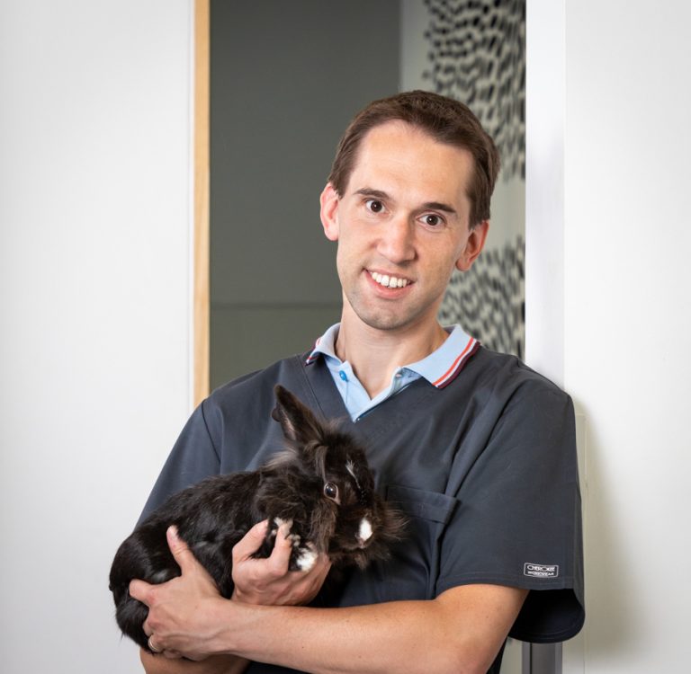 Dierenartsen De Nekker Kenny Vanden Broeck met konijn