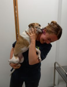 Dierenartsen De Nekker Marine Waterkeyn met hondje Gigi