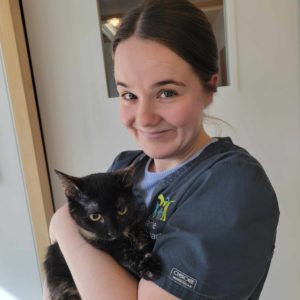 Dierenartsen De Nekker Marine Waterkeyn met een gevonden kitten
