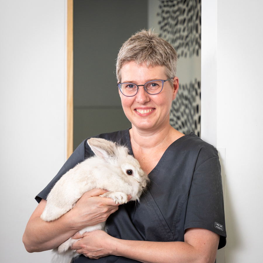 Dierenartsen De Nekker Marjan Fock met konijn