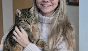Dierenartsen De Nekker Kato Reynaert met kat