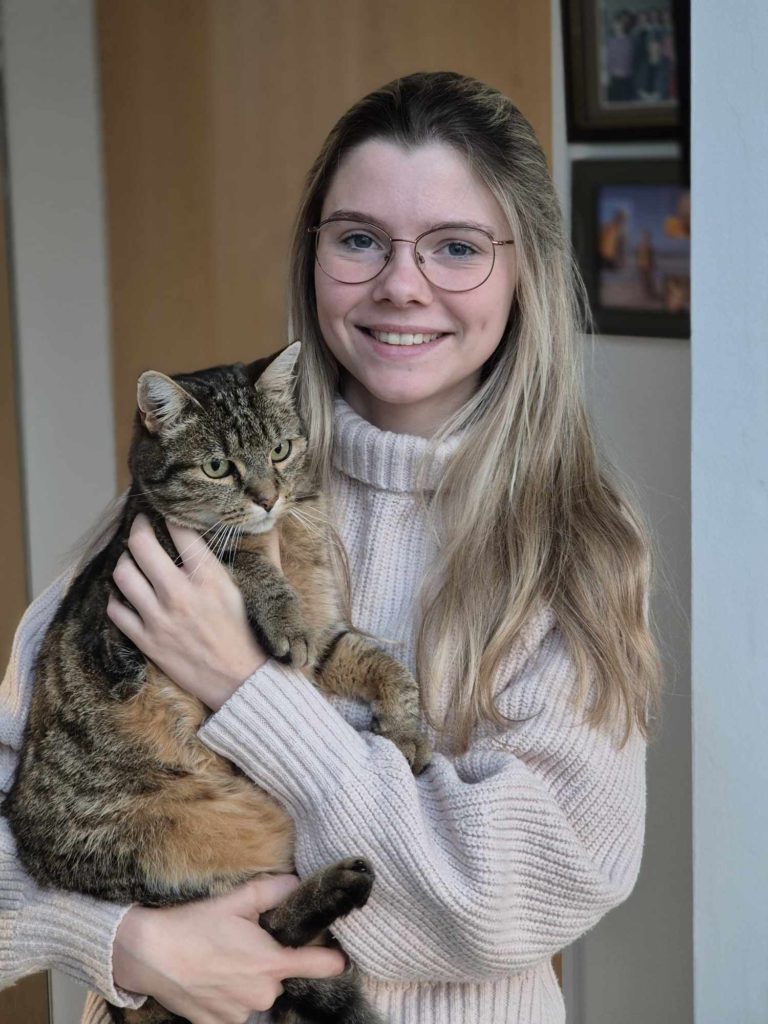 Dierenartsen De Nekker Kato Reynaert met kat