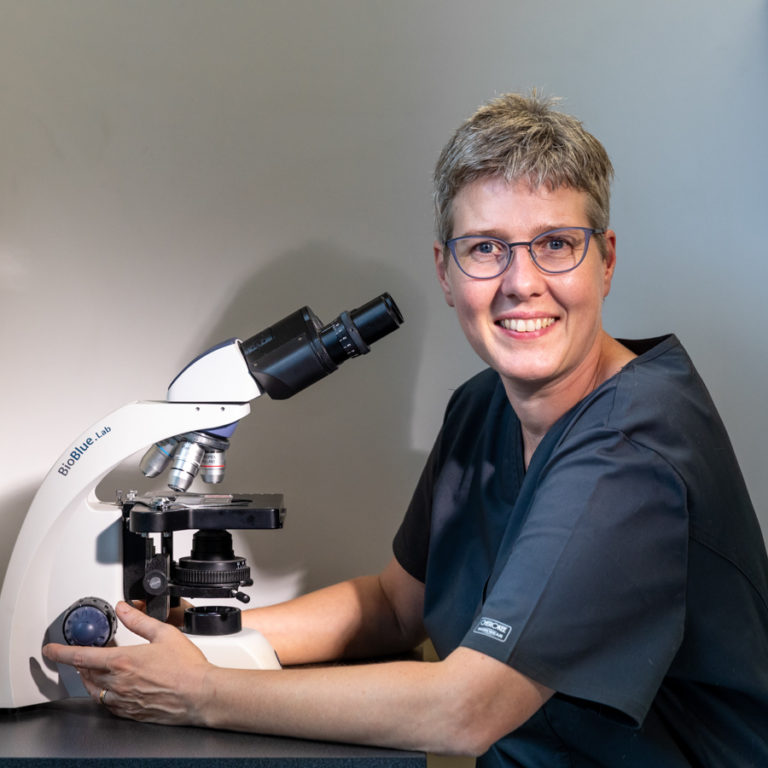 Dierenartsen De Nekker Marjan Fock microscoop