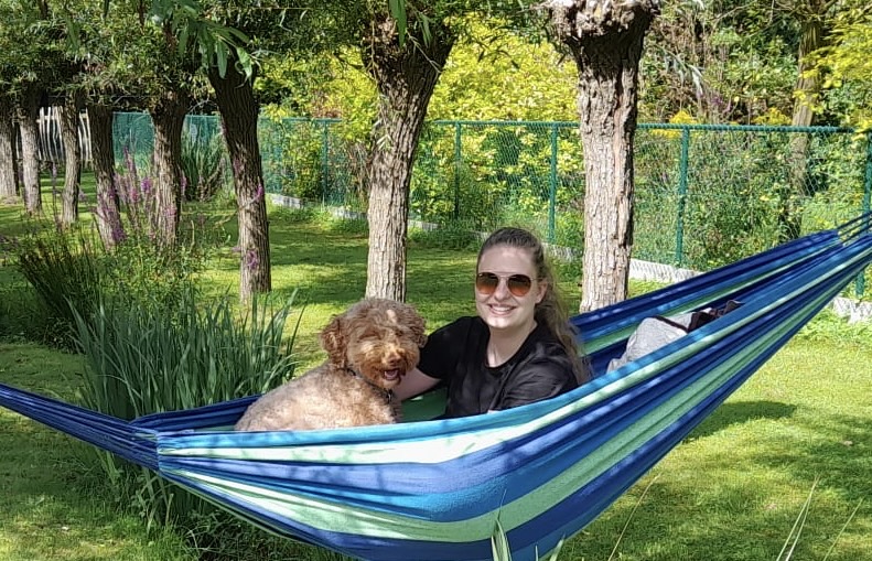 Dierenartsen De Nekker Amber Hoste in hangmat